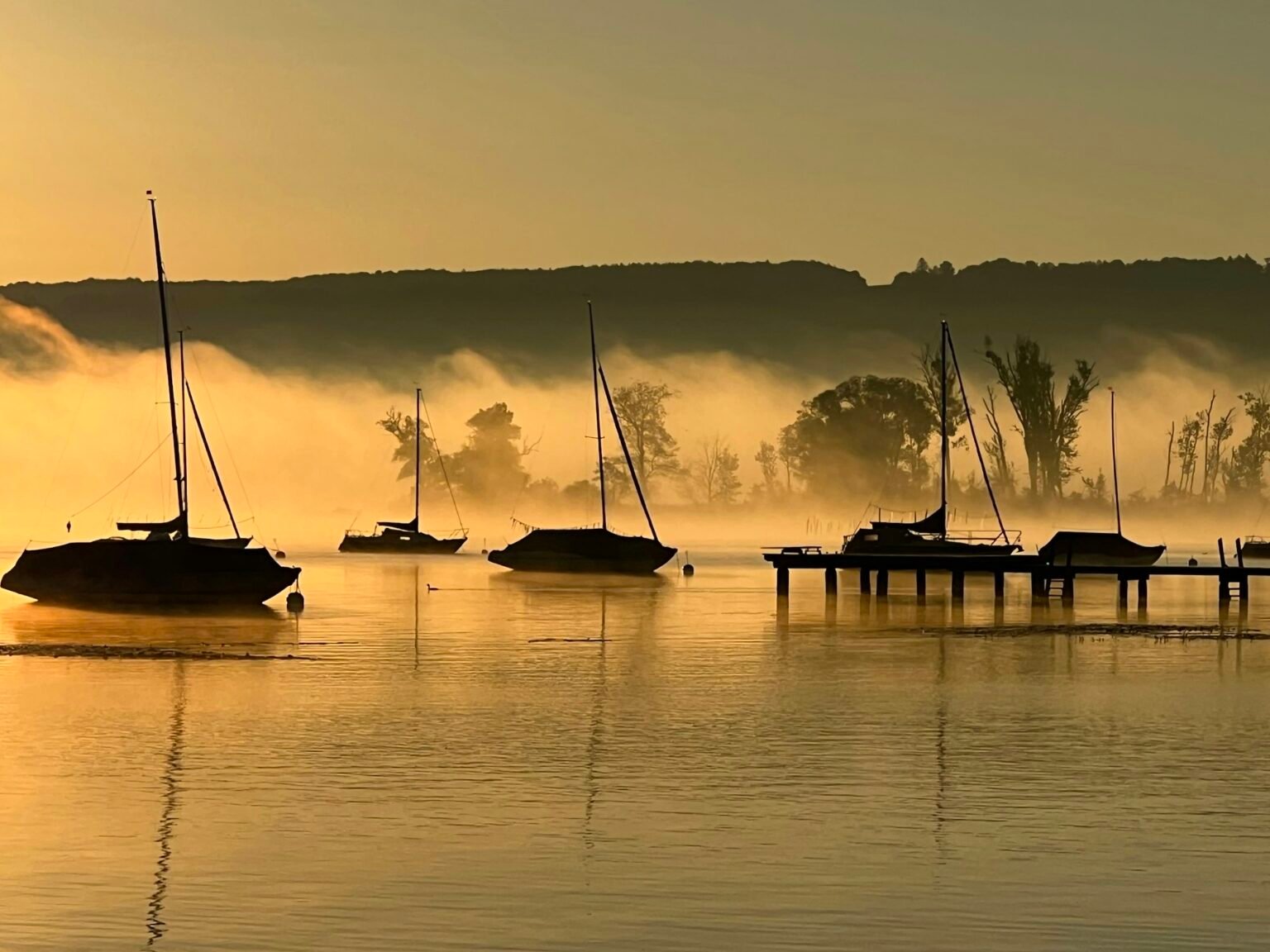 Segelboote im Morgennebel auf dem Ammersee