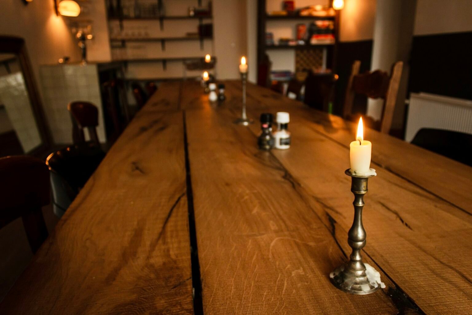 Lange Holztafel mit Kerzenleuchter